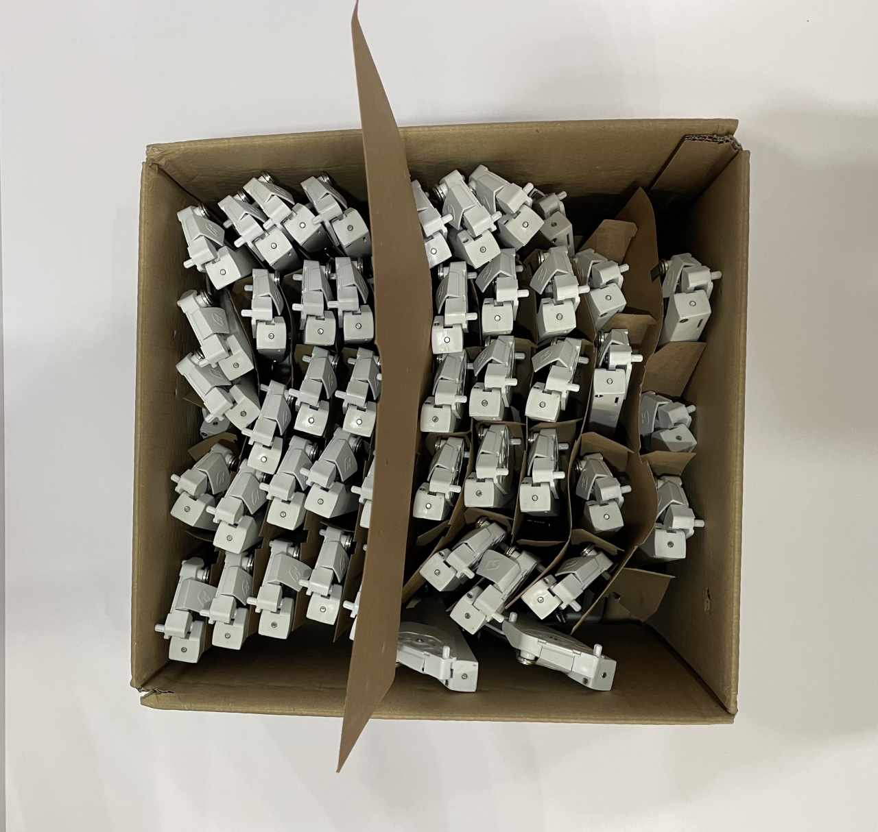 Kesseböhmer FREEspace pto D típusú felnyíló vasalat nickel/white VE:25