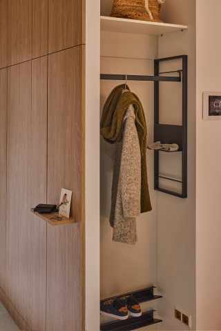 Kesseböhmer YouK vállfatartó rúd, 320 mm-es elemekhez, 900mm széles, sötét fekete #2